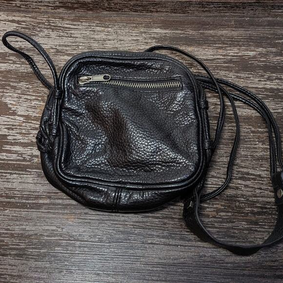 Deena And Ozzy Women's Black Leather 6x6 Metal Studded Crossbody Bag - Picture 2 of 3